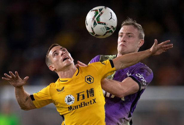 Pada Rabu malam Oliver Skipp membuat hidup menjadi sulit bagi Serigala di tengah taman